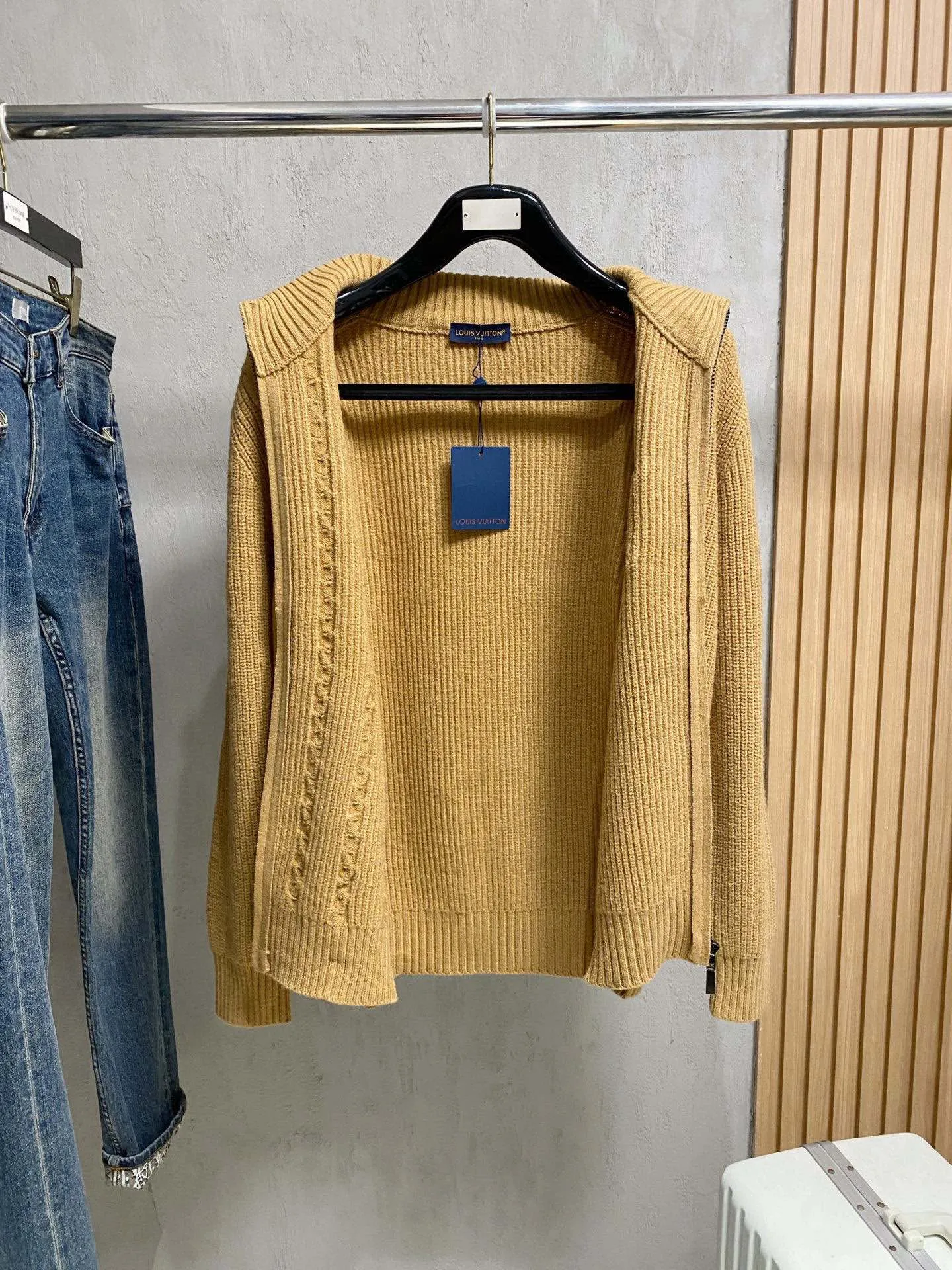 🅿️560 【LV Louis Vuitton】Autumn and winter classic cardigan sweater, in full condition! ! ! Wool blended fabric, the latest model in 2025, golden ratio! ! Slim-fitting soft gold, versatile and practical item, the combination and practicality are extremely powerful, simple and elegant, and classy! To create your own style, it is highly recommended to buy it in two colors. The standard slim fit tailoring process is suitable for both young and old men. It is knitted from wool and will not cause any discomfort! While keeping warm, it is stylish, textured and wearable, and the classic logo with contrasting colors on the chest feels in place! ! Recommended for regular customers! ! Size M-3XL (maximum wear: 190 pounds)